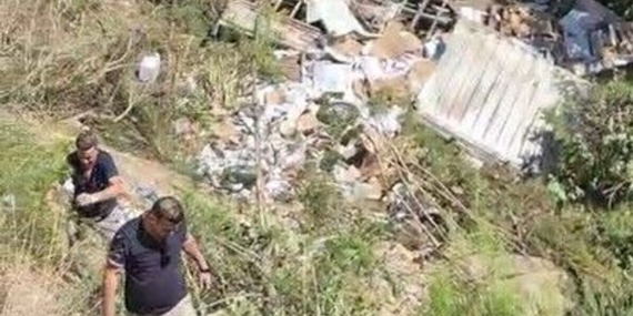 Kumluca’da kamyon şarampole yuvarlandı; sürücü hayatını kaybetti