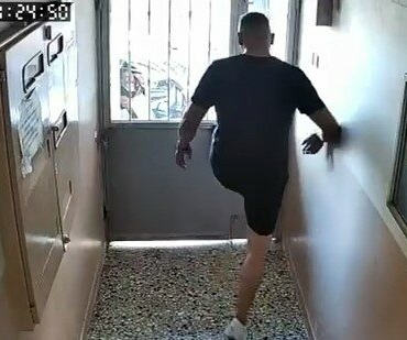 Kuryenin-apartman-kapisini-tekmeleyerek-acmasi-kameralara-yansidi-featured