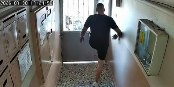 Kuryenin-apartman-kapisini-tekmeleyerek-acmasi-kameralara-yansidi-featured