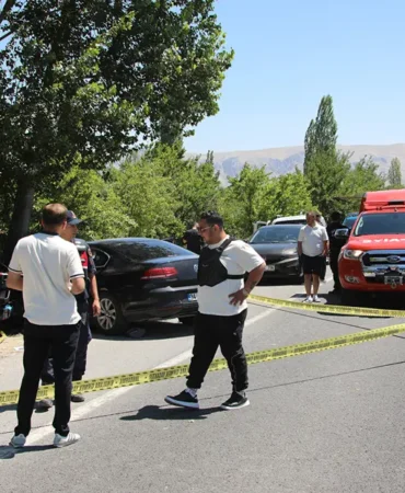 Malatya8217da-agaca-carpan-otomobilde-iki-olu-dort-agir-yarali-featured