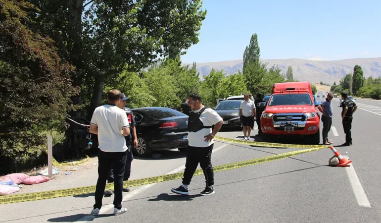 Malatya8217da-agaca-carpan-otomobilde-iki-olu-dort-agir-yarali-featured