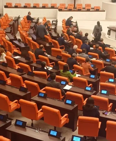 Meclis8217te-24-yil-sonrasi-ilk-adim-Yeni-Parti-kuruldu-CHP8217nin-yeri-degisti-featured
