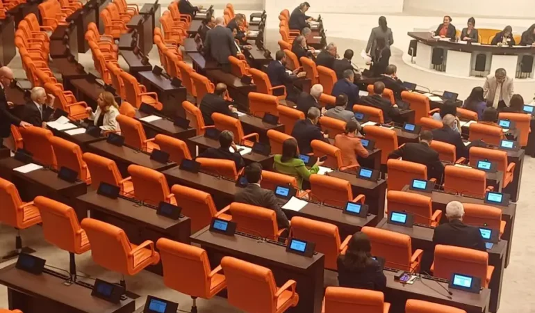 Meclis8217te-24-yil-sonrasi-ilk-adim-Yeni-Parti-kuruldu-CHP8217nin-yeri-degisti-featured