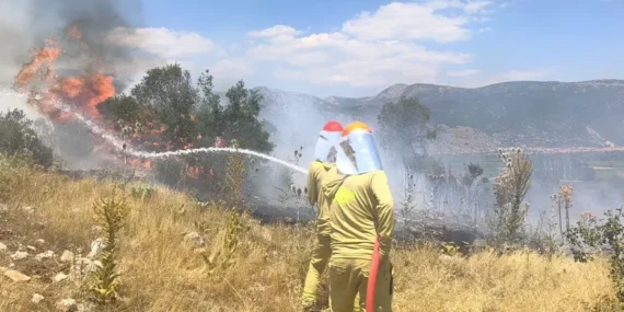 Menteşe’de makilik yangını sürüyor