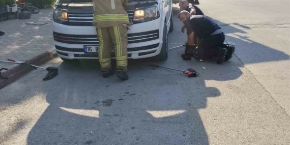 Minibüs motoruna giren yılan itfaiyeyi harekete geçirdi