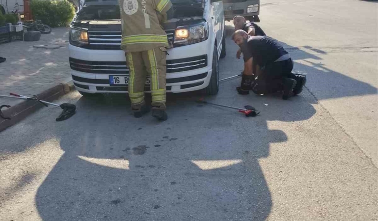 Minibus-motoruna-giren-yilan-itfaiyeyi-harekete-gecirdi-featured