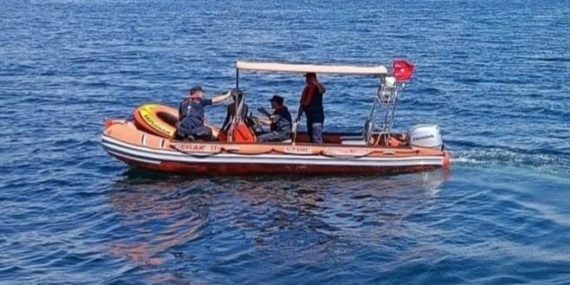 Mudanya’da şişme botla açılan genç panikleyip sürüklendi; kurtarıldı