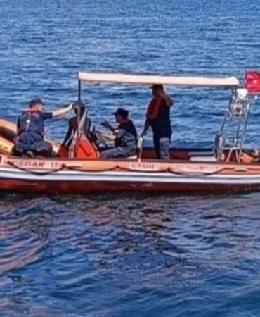Mudanya8217da-sisme-botla-denize-acilan-genc-suruklenmeye-basladi-featured