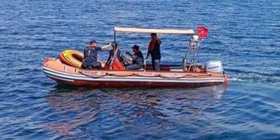 Mudanya’da şişme botla denize açılan genç sürüklenmeye başladı