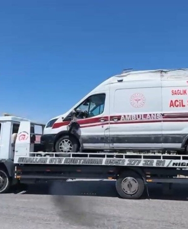 Nigde-Kayseri-yolunda-ambulansla-otomobil-carpisti-5-yarali-featured