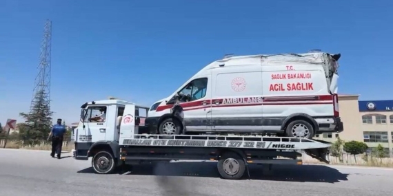 Niğde-Kayseri yolunda ambulansla otomobil çarpıştı: 5 yaralı