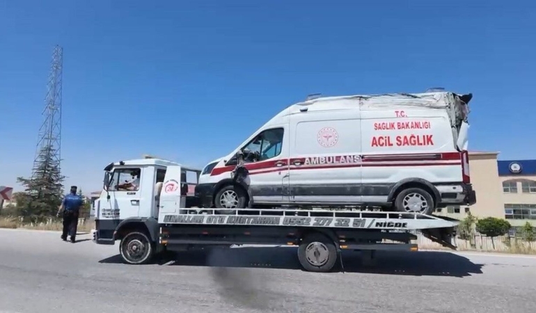 Nigde-Kayseri-yolunda-ambulansla-otomobil-carpisti-5-yarali-featured