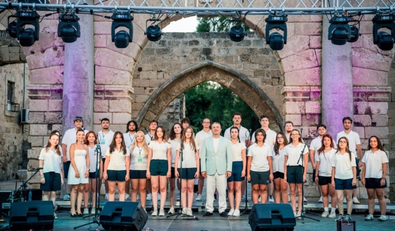 Nilufer-korolari-Gazimagusada-sahne-aldi-featured-1