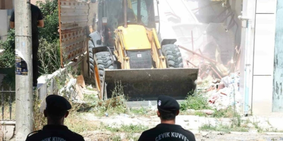 Nilüfer’de 4 kaçak yapı yıkımı bir adım daha