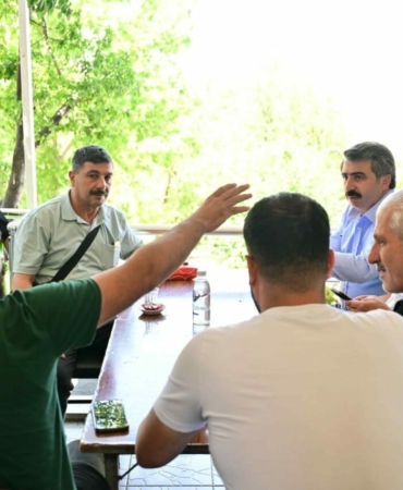 Oktay-Yilmaz-Teleferik-Mahallesi8217nde-esnafla-bulustu-featured