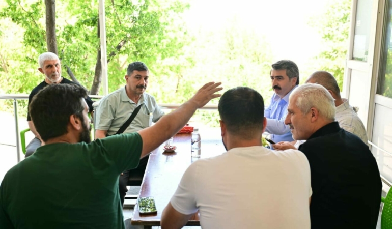 Oktay-Yilmaz-Teleferik-Mahallesi8217nde-esnafla-bulustu-featured