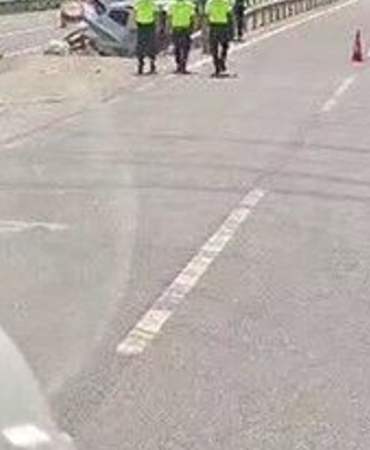Orta-refujdeki-iki-arac-bariyerler-arasina-sikisti-featured