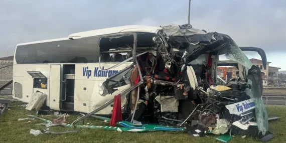 Otobüs Bolu’da direğe çarptı: 5’i ağır 15 yaralı