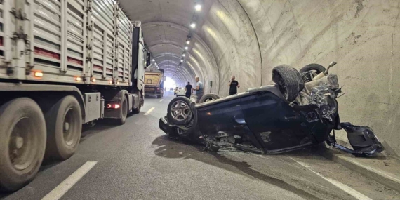 Otomobil tünelde kontrolü kaybedip metrelerce takla attı: 2 yaralı