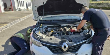 Otomobilin-motorunda-ilce-ilce-gezdigi-kediyi-itfaiye-kurtardi-featured