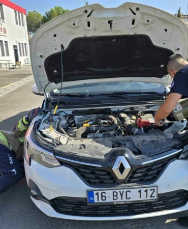 Otomobilin-motorunda-ilce-ilce-gezdigi-kediyi-itfaiye-kurtardi-featured