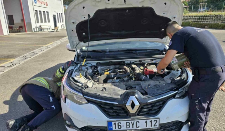 Otomobilin-motorunda-ilce-ilce-gezdigi-kediyi-itfaiye-kurtardi-featured