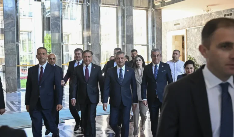 Ozgur-Ozel-ve-kadrosu-yeni-parti-icin-ilk-somut-adimi-atti-featured