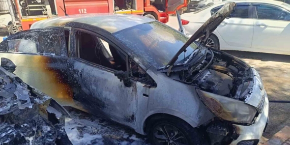 Park Halindeki Otomobil Yangını Komşu Araca da Sıçradı