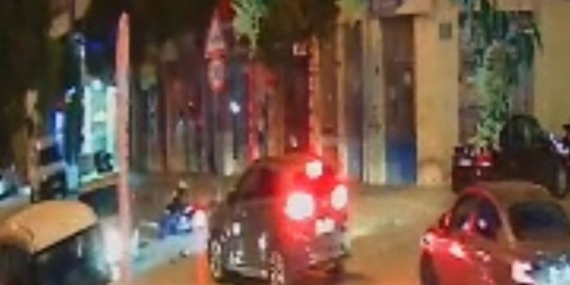 Park halinde çıkan otomobile çarpan motosikletli yaralandı