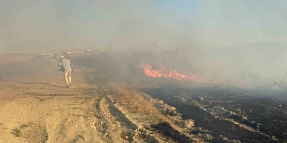 Serik’te anız yangını saman balyalarına ulaştı