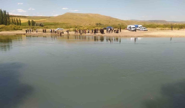 Serinlemek-icin-suya-giren-3-kisiden-biri-oldu-kayip-cocuk-araniyor-featured