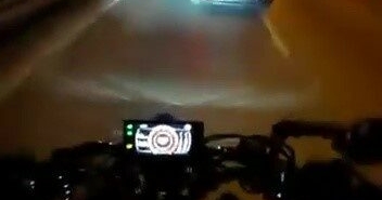 Sinyal-Vermeden-Serit-Degistiren-Otomobile-Carpan-Motosikletteki-2-Kisi-Tehlikeyi-Atlatti-featured