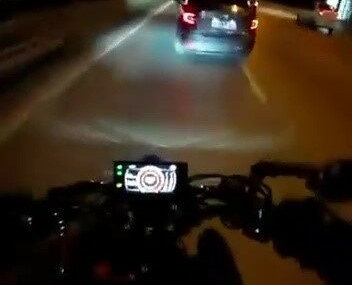 Sinyal Vermeden Şerit Değiştiren Otomobile Çarpan Motosikletteki 2 Kişi Tehlikeyi Atlattı