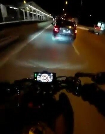 Sinyal-Vermeden-Serit-Degistiren-Otomobile-Carpan-Motosikletteki-2-Kisi-Tehlikeyi-Atlatti-featured