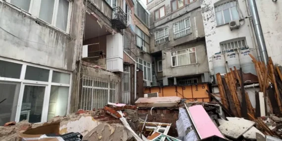 Şişli’de duvar çöktü, mahallede deprem paniği yaşandı