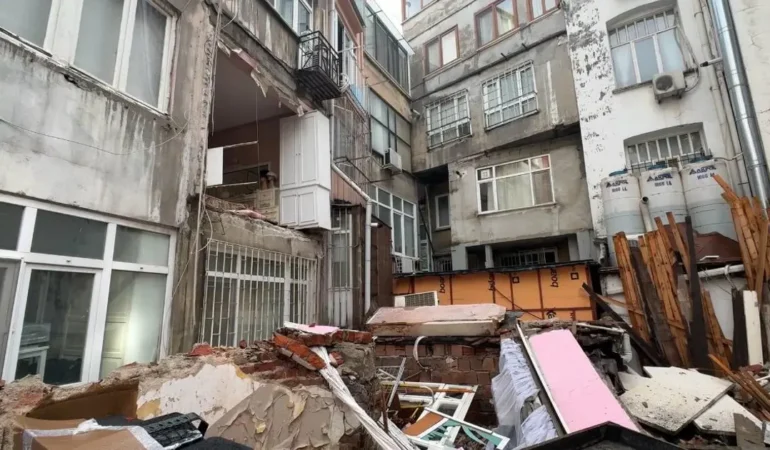 Sisli8217de-duvar-coktu-mahallede-deprem-panigi-yasandi-featured