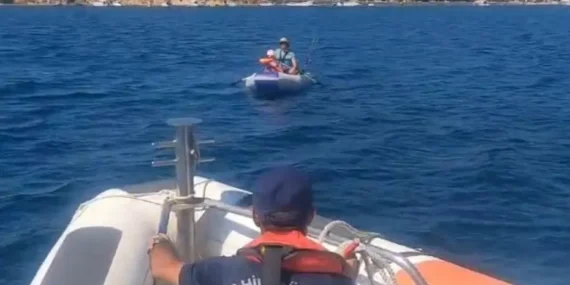 Şişme botla deniz keyfi kabusa dönüştü, yüzlerce metre sürüklendiler