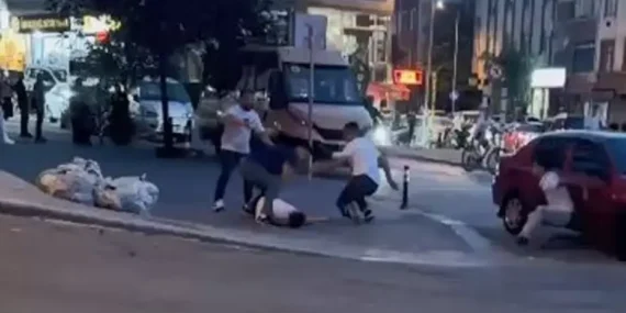 Sokak Ortasında Kavga: Tekme ve Yumruklarla Darbettildiler
