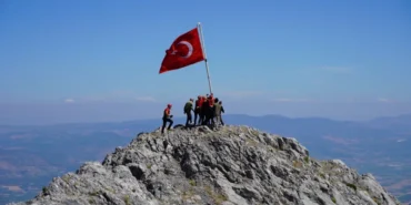 Spil-Dagi-zirvesinde-15-Temmuz-toreninde-gaziler-bayragi-gondere-cekti-featured