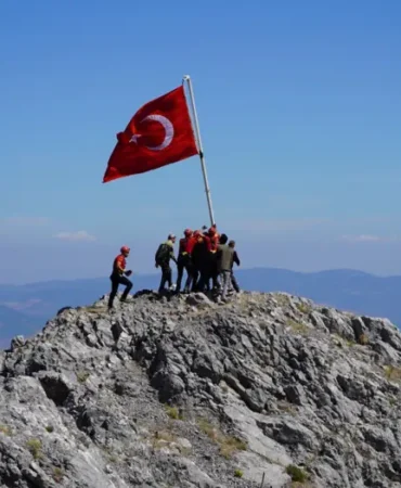 Spil-Dagi-zirvesinde-15-Temmuz-toreninde-gaziler-bayragi-gondere-cekti-featured