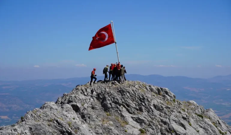Spil-Dagi-zirvesinde-15-Temmuz-toreninde-gaziler-bayragi-gondere-cekti-featured