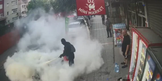Sürücünün paniği: Motosiklet bir anda alev aldı