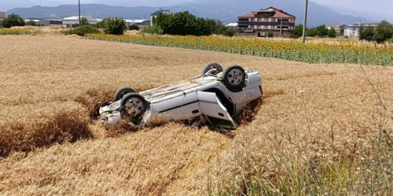 Takla atan otomobil buğday tarlasına uçtu: 1 yaralı