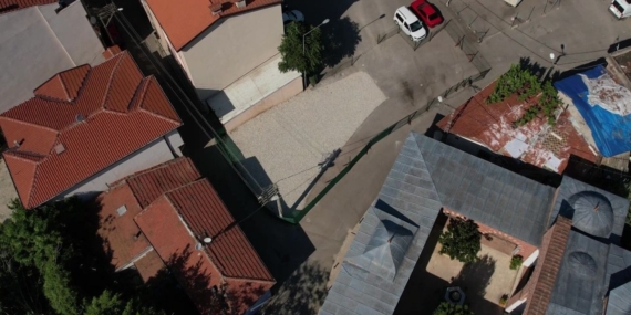 Tarihi mezarın üzeri çakıl taşlarıyla örtülerek otopark izlenimi verildi
