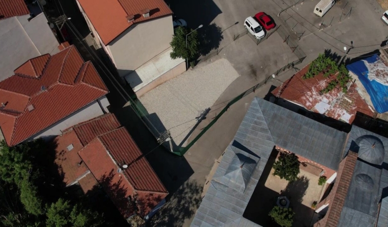 Tarihi-mezarin-uzeri-cakil-taslariyla-ortulerek-otopark-izlenimi-verildi-featured