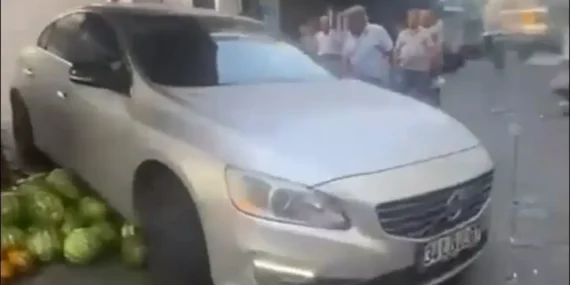 Tartışmanın Ardından Pazarcının Karpuzları Araçla Ezildi