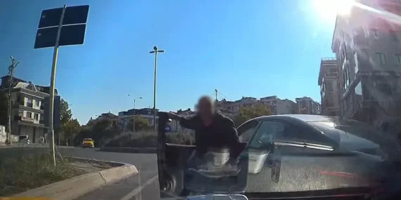 Trafik magandası, taksinin önünü kesip sürücüyü yumrukladı
