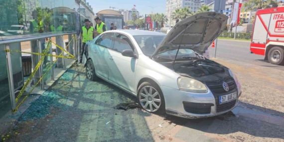 Tramvay istasyonuna çarpan otomobilde 3 yaralı