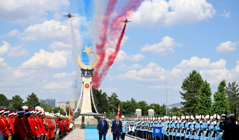 Turk-Yildizlari8217nin-selamlama-ucusunun-kokpit-anlari-paylasildi-featured