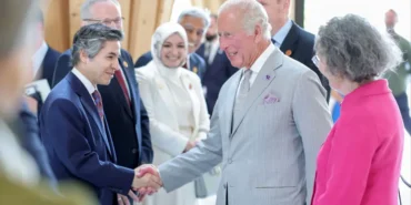 Turkiye-Destegiyle-Cambridge-Merkez-Camisi-Kral-Charlesi-Agirladi-featured